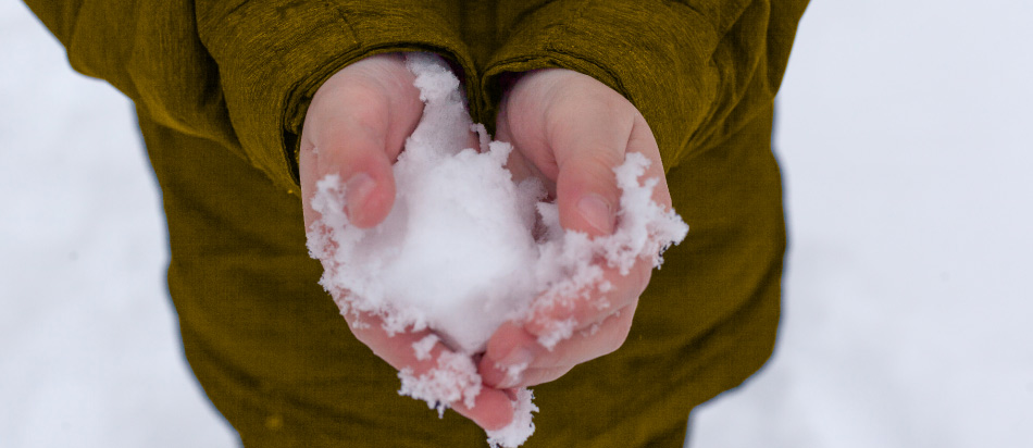 🧊 برودة اليدين والقدمين: الأسباب، الأعراض، والعلاج الشامل لنقص التروية في الأطراف